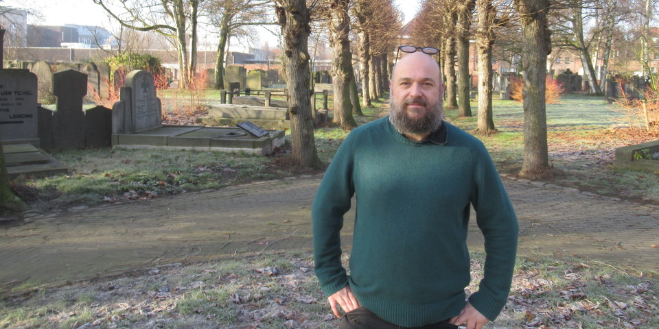 Dichter Andy Fierens op de oude begraafplaats Moretus.